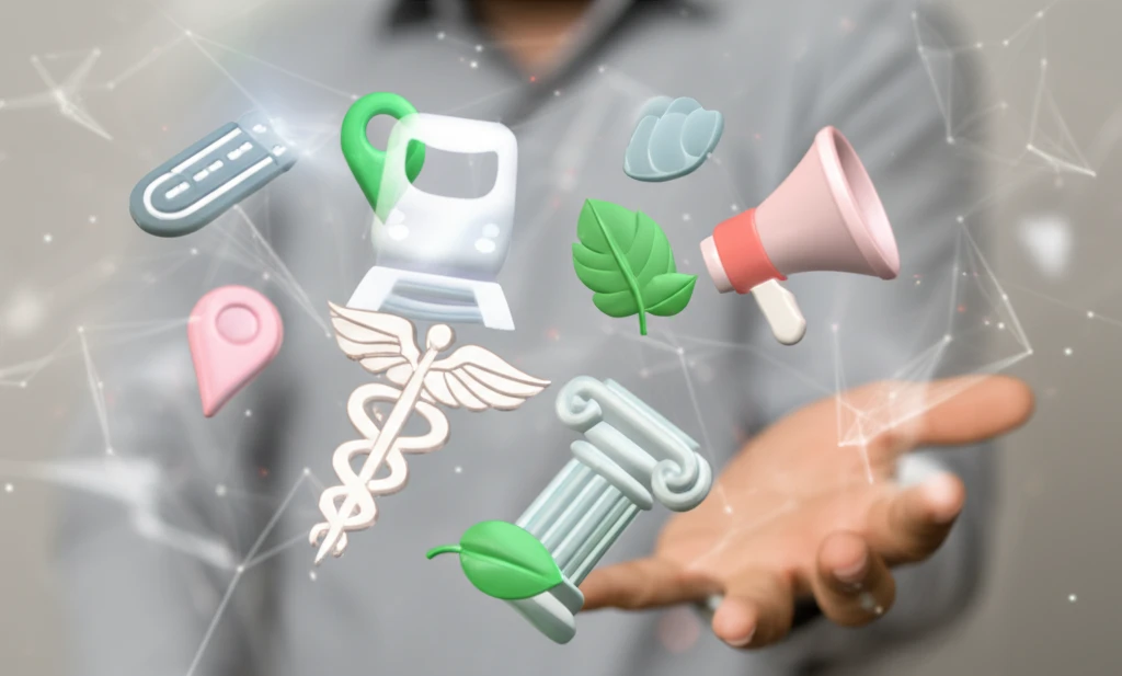 스마트폰과 함께 따뜻한 커피가 놓인 책상 위, 전통시장 온누리상품권과 관광지 할인 정보를 확인하는 모습의 고해상도 라이프스타일 이미지